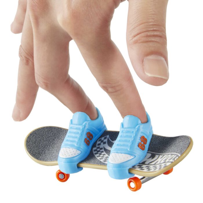 Hot Wheels Skate Veículo de Brinquedo Skateboard com Tênis Variado - Image 3